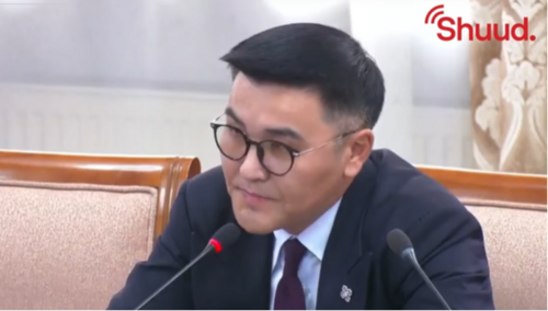 УИХ-ын гишүүн Ч.Лодойсамбуу: Энэ ЗГ-ийн сайд нар шиг онгироо, давилуун сайд нар харж байсангүй. Ардаа ерөнхийлөгчтэй болохоороо томроод байдаг юм уу? 20 жилийн дотор ийм онгироо сайд нар үзсэнгүй...
